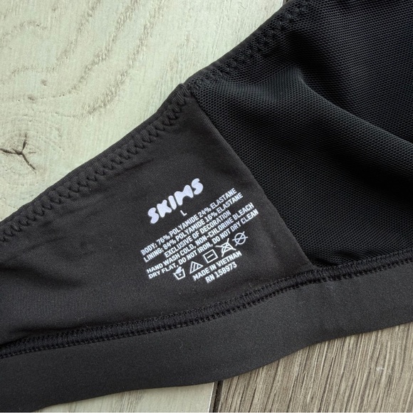 SKIMS Fits Everybody Crossover Bralette - Picture 4 of 4